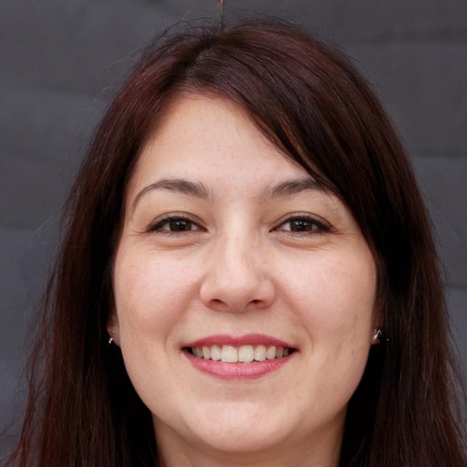 Profesional trabajando en optimización de sistemas