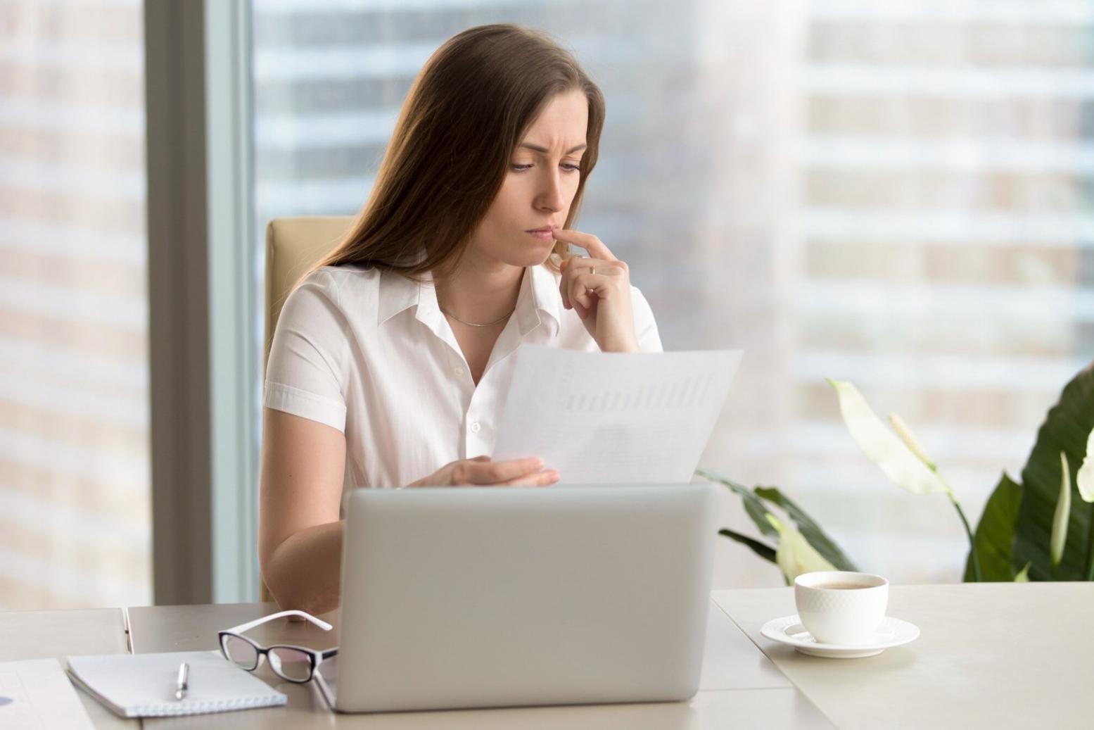 Instructor revisando implementación técnica de optimización